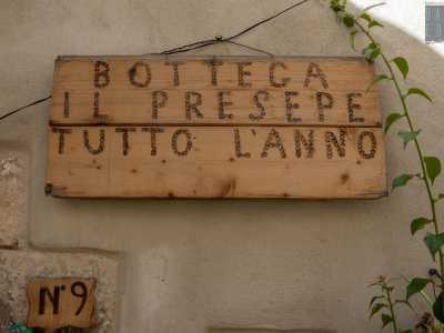 L�insegna �Bottega il presepe tutto l�anno� ci fa intuire che Giacomo � specializzato anche in presepi artigianali